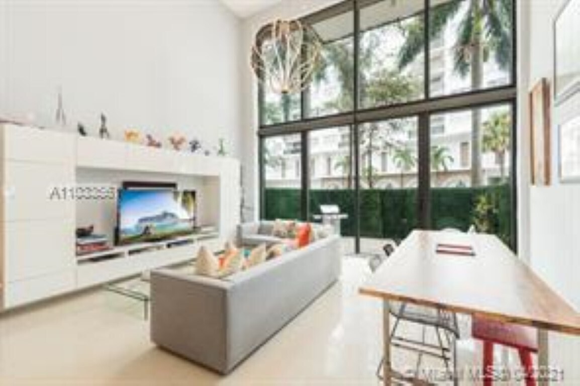 Primary Photo - 6000 Collins Ave