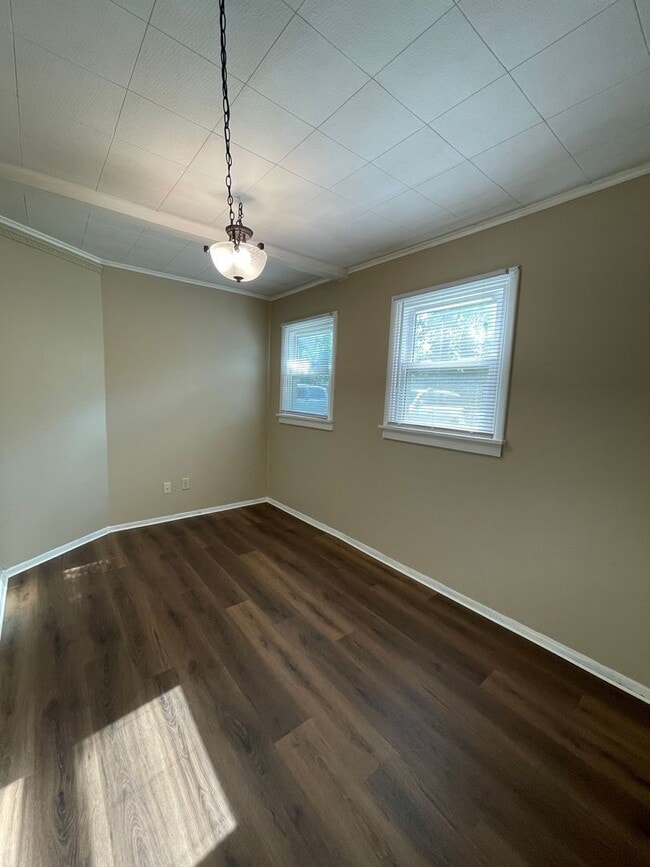 Building Photo - $1050 month/deposit Rare find! Remodeled 3...