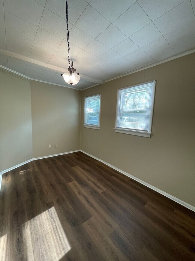 Foto del edificio - $1050 month/deposit Rare find! Remodeled 3bd Ranch 2 car garage in Savage Addition!