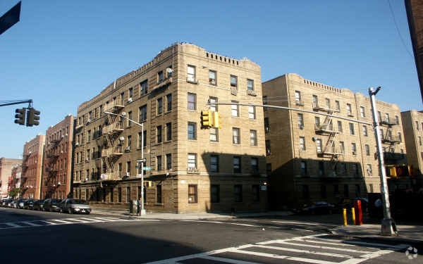 Primary Photo - 235 E 196th St