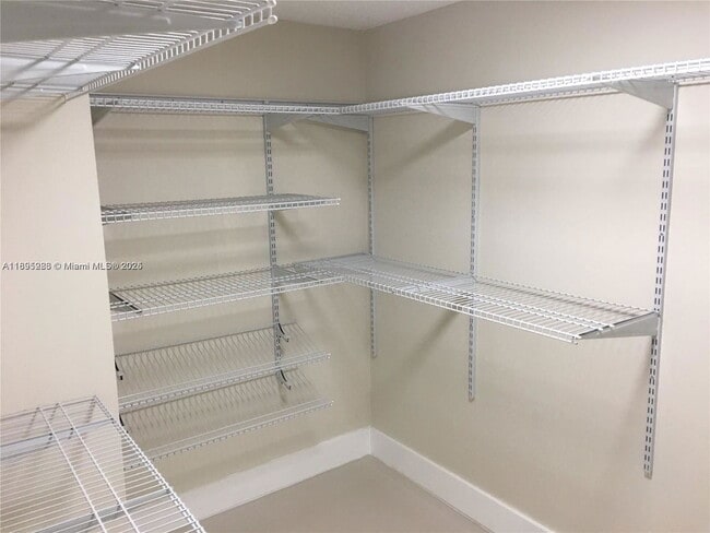 Building Photo - 10951 N Lakeview Dr