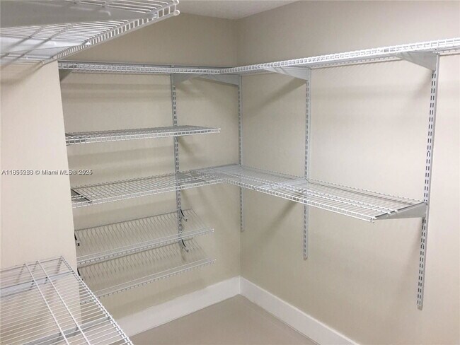 Foto del edificio - 10951 N Lakeview Dr