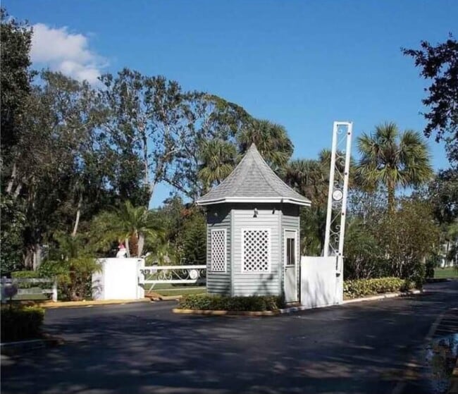 Building Photo - 9612 Riverside Dr