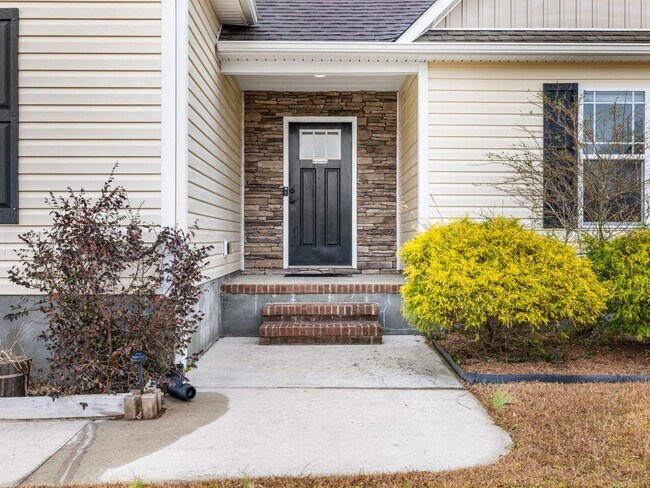 Building Photo - Beautiful Home Close to MCAS New River Air Station