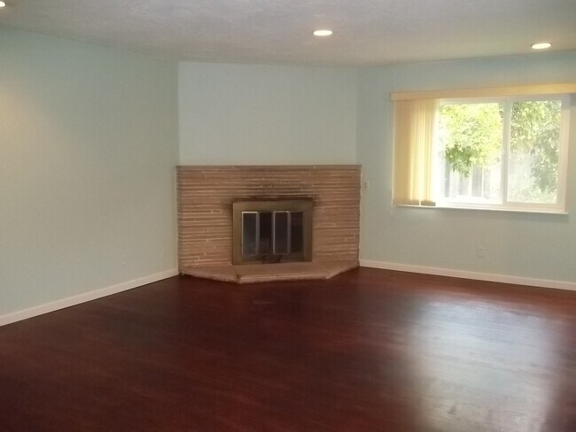 Building Photo - 258 W San Madele Ave