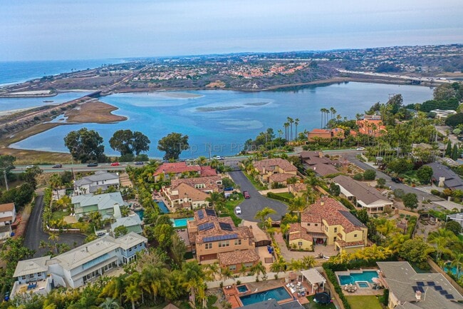 Building Photo - ***Luxury, Coastal Property - 4 bed / 4.5 ...