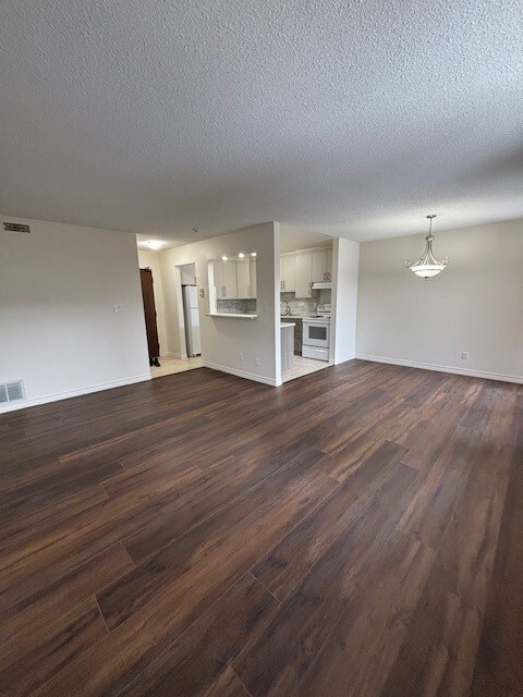 Building Photo - Westmount Villa 1