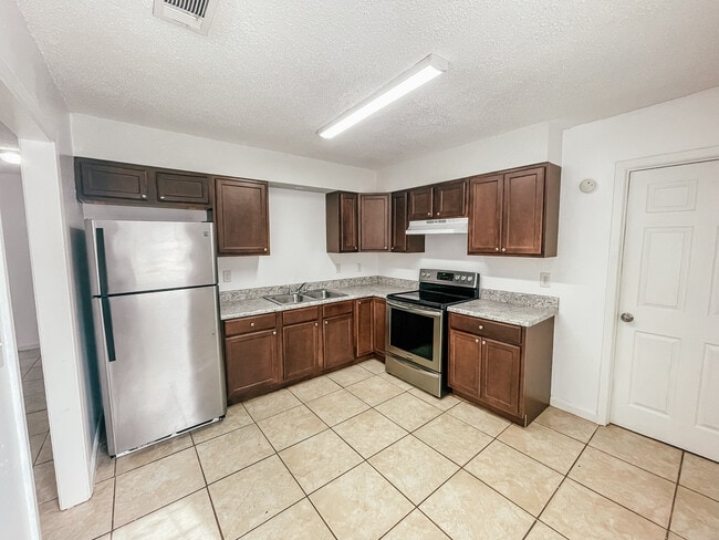 Kitchen - 910 Calhoun Ave