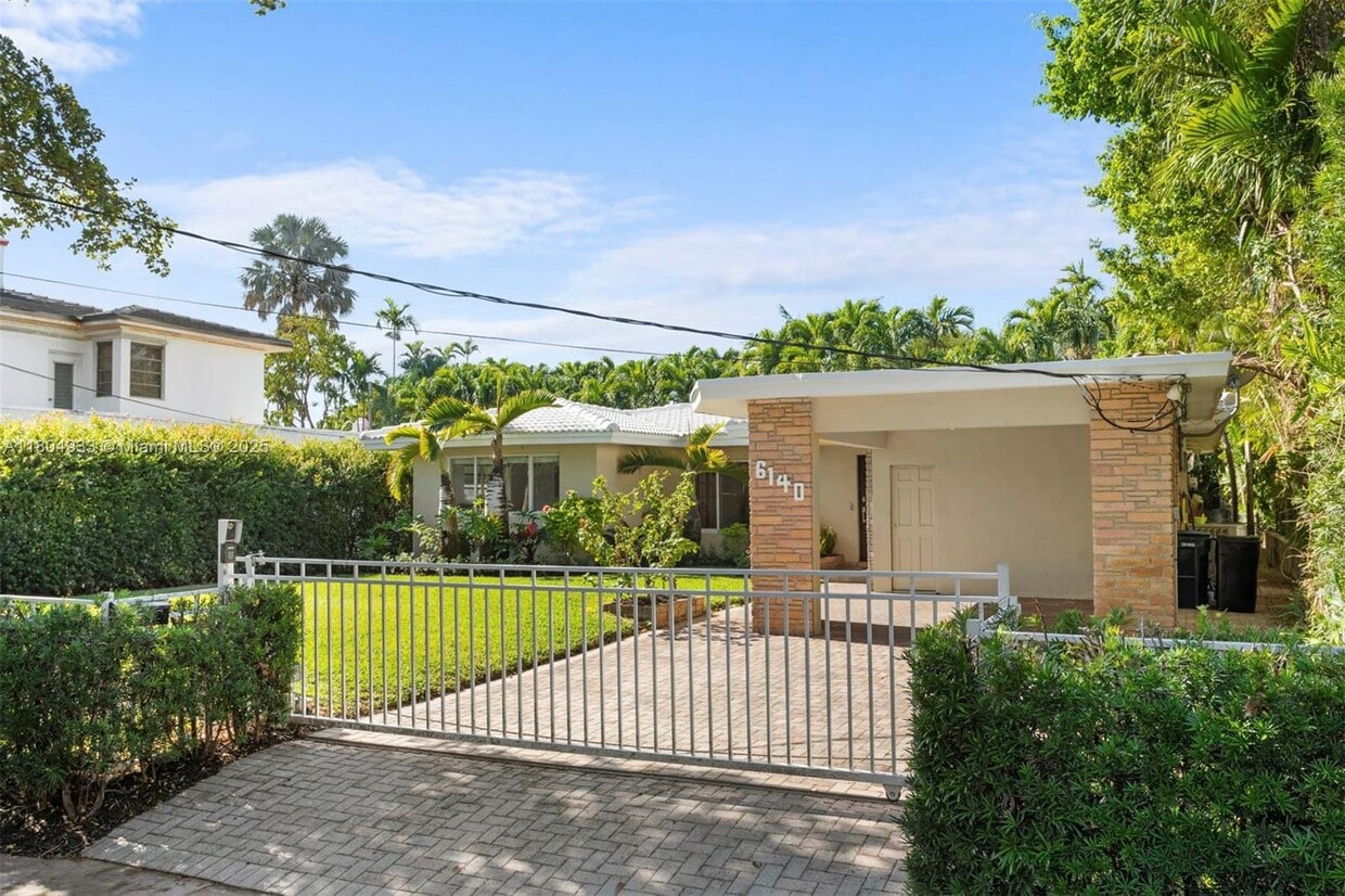 Foto principal - 6140 Pine Tree Dr