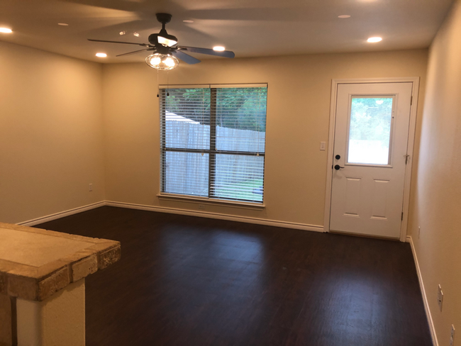 Building Photo - 3060 Pine Valley Dr