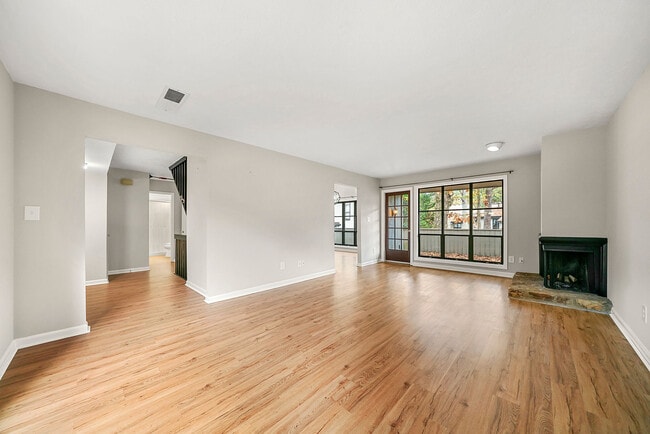 Foto del edificio - 670 Highland Ct