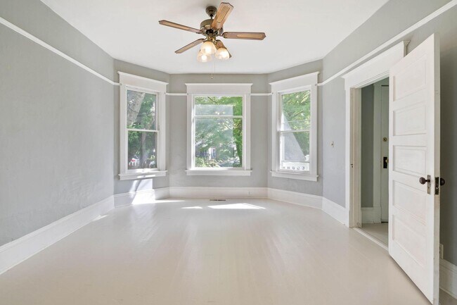 Foto del edificio - Spacious, light-filled 3-bdrm/2-bath vinta...