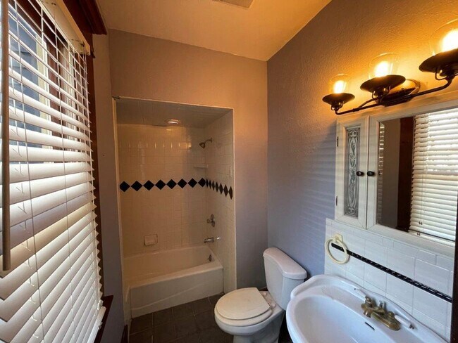 Building Photo - 3 bed 1 bath, country character and histor...