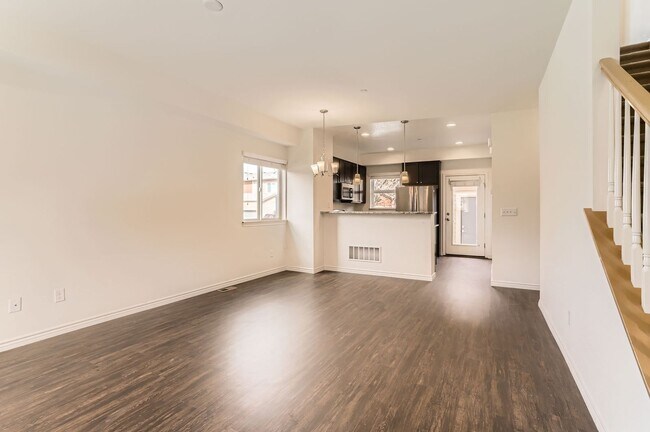 Foto del edificio - BEAUTIFUL 3 BED/3.5 BATH TOWNHOME