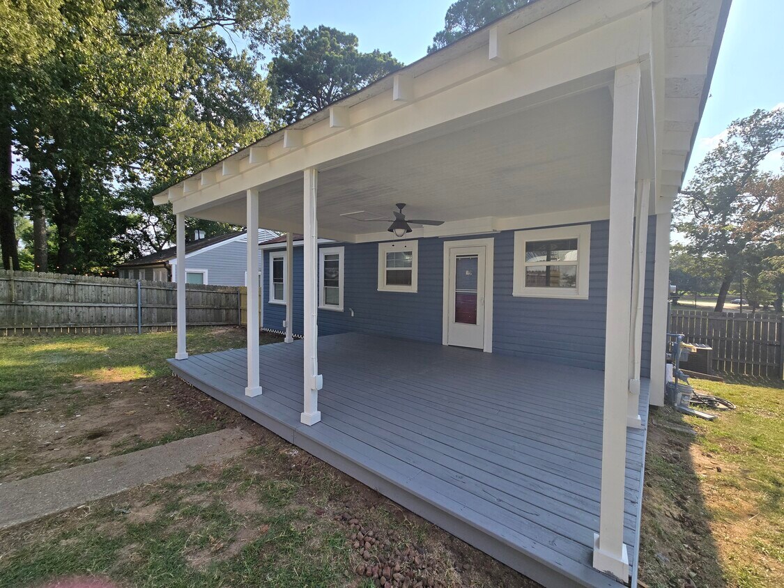Building Photo - 2801 Oak St