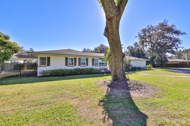 Building Photo - Exquisite 3/2.5 & 2/1 Piece of Paradise on...