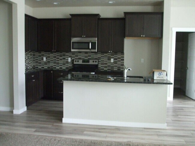 Foto del edificio - Beautiful  4 bed, 2.5 bath 2 car with extra deep bay and an additional office