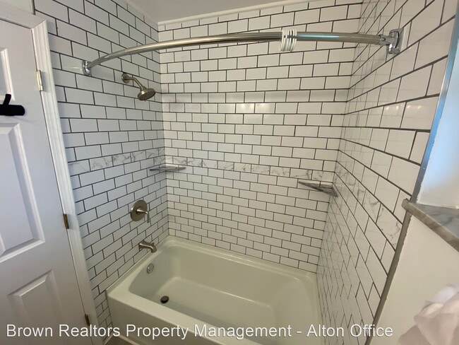 Building Photo - 3 br, 1.5 bath House - 202 E 9th St.