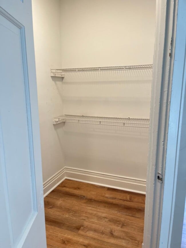 Building Photo - COMING SOON: Extra roomy 2 bedroom/1 bathr...