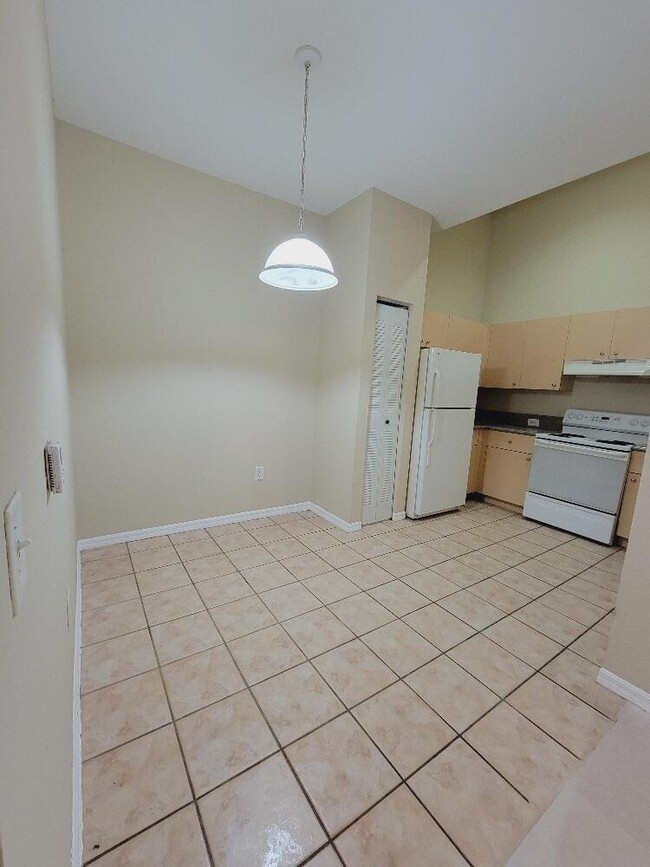 Building Photo - 220 Crestwood Cir