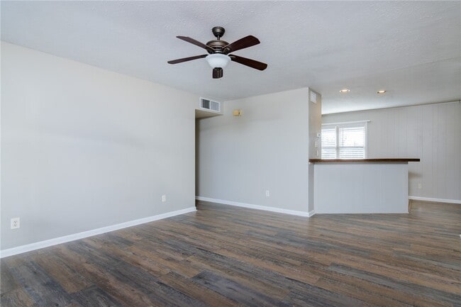 Building Photo - 1208 NE 3rd St