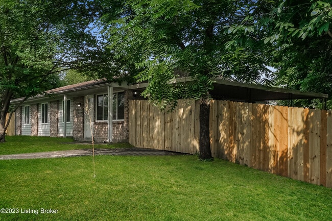 Foto del edificio - 7701 Sherry Lynn Ct