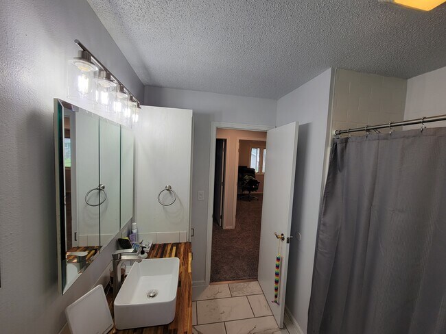 Building Photo - 512 Spruce Dr
