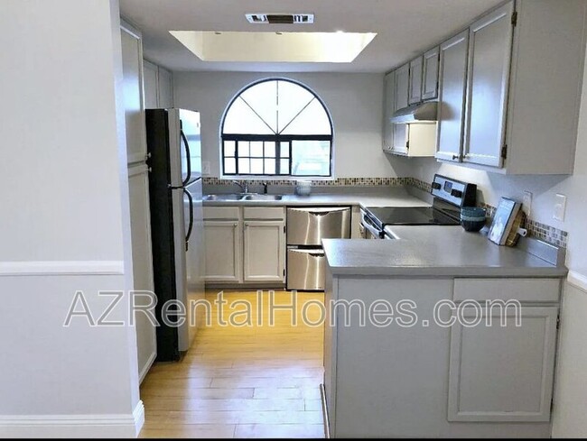 Building Photo - 700 E Mesquite Cir