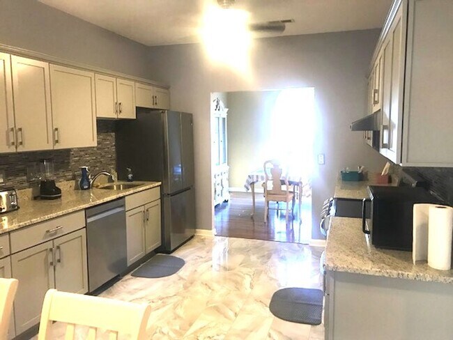 Foto del edificio - 4 Bedroom, 2.5 Bath, Pet Friendly Home with Fenced Yard & Sunroom! Available Soon!