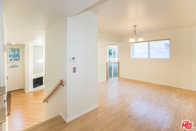 Building Photo - 1305 Palisades Dr