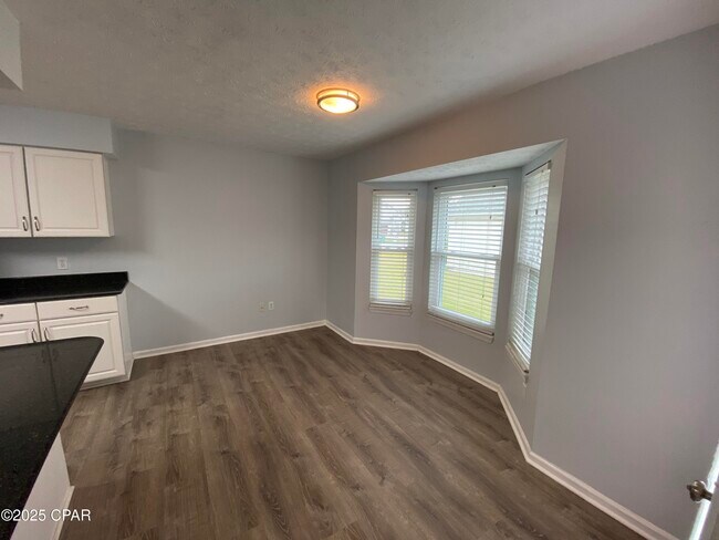 Building Photo - 3657 Oakbrook Ln