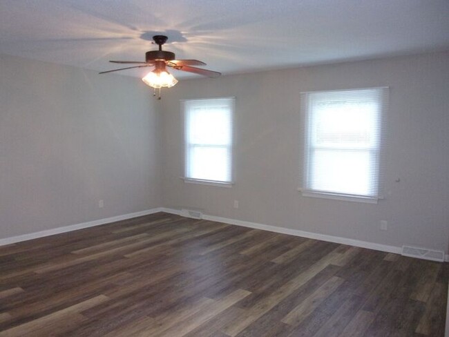 Foto del edificio - Spacious 2 Bedroom 1 Bath Duplex Minutes t...