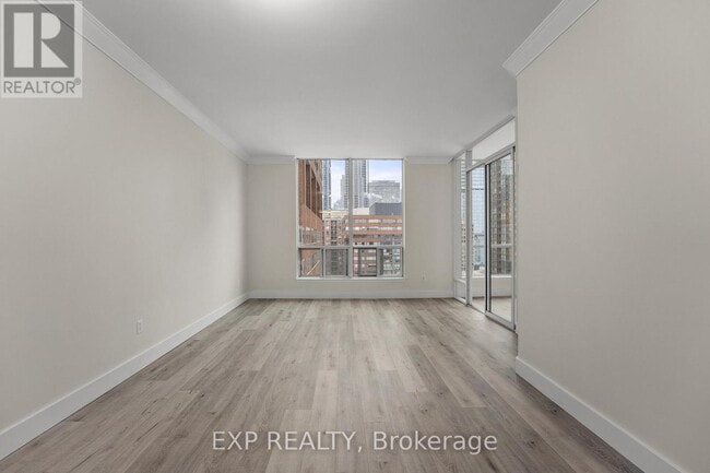 Building Photo - 942 Yonge St