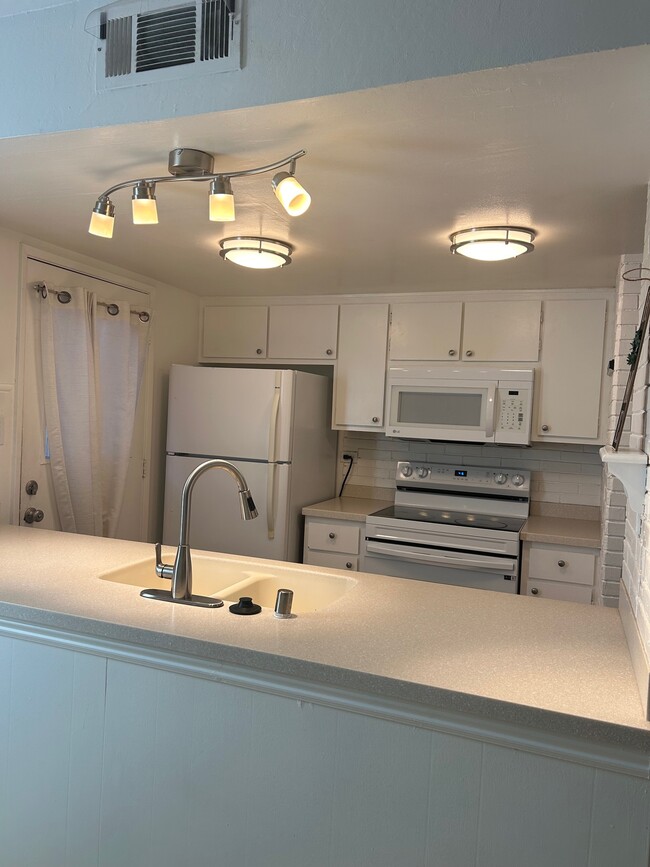 Building Photo - 5488 Roundtree Dr