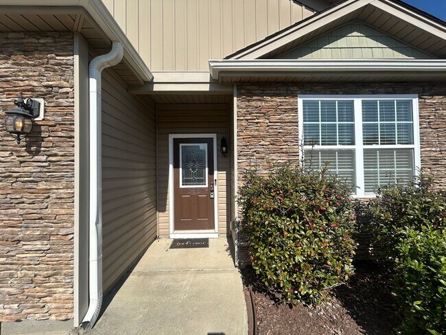 Building Photo - Bright and Spacious 3/2 Available Now!