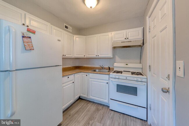 Foto del edificio - 7026 Hamlet Ave