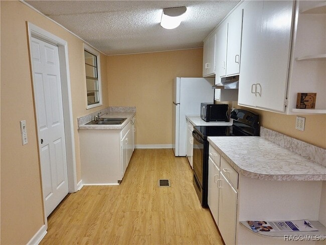 Foto del edificio - 6315 N Shorewood Dr