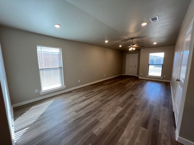 Building Photo - 3 Bedroom Townhome In Harvest Wolfforth!