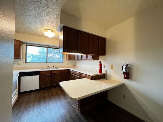 Foto del edificio - $1,435 | 2 Bedroom + Bonus Room, 1.5 Bathroom Town Home | No Pets | Sublease* | Available for Aug...