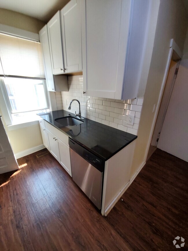 Building Photo - 1122 W 18th Pl