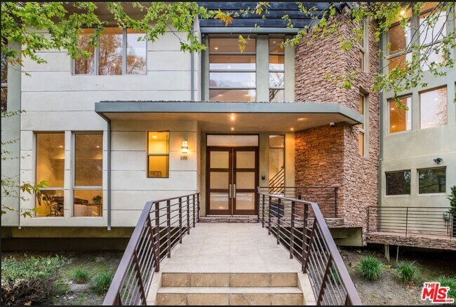 Foto del edificio - 3685 Mandeville Canyon Rd
