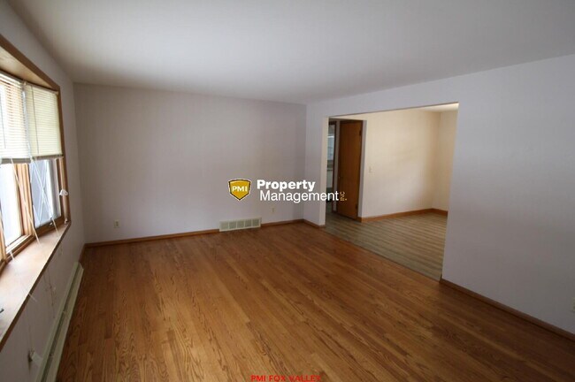 Building Photo - Large Updated 3 Bedroom Ranch