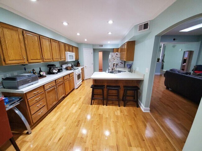 Foto del edificio - 213 Hillside Dr