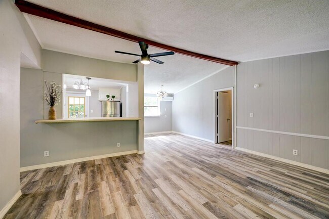 Building Photo - 3802 Red Oak Dr