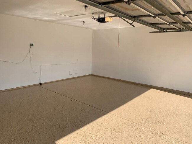 Building Photo - Clean 3 Bedroom 2 Bath