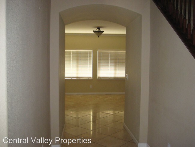 Building Photo - 5 br, 3 bath House - 13225 Talc St