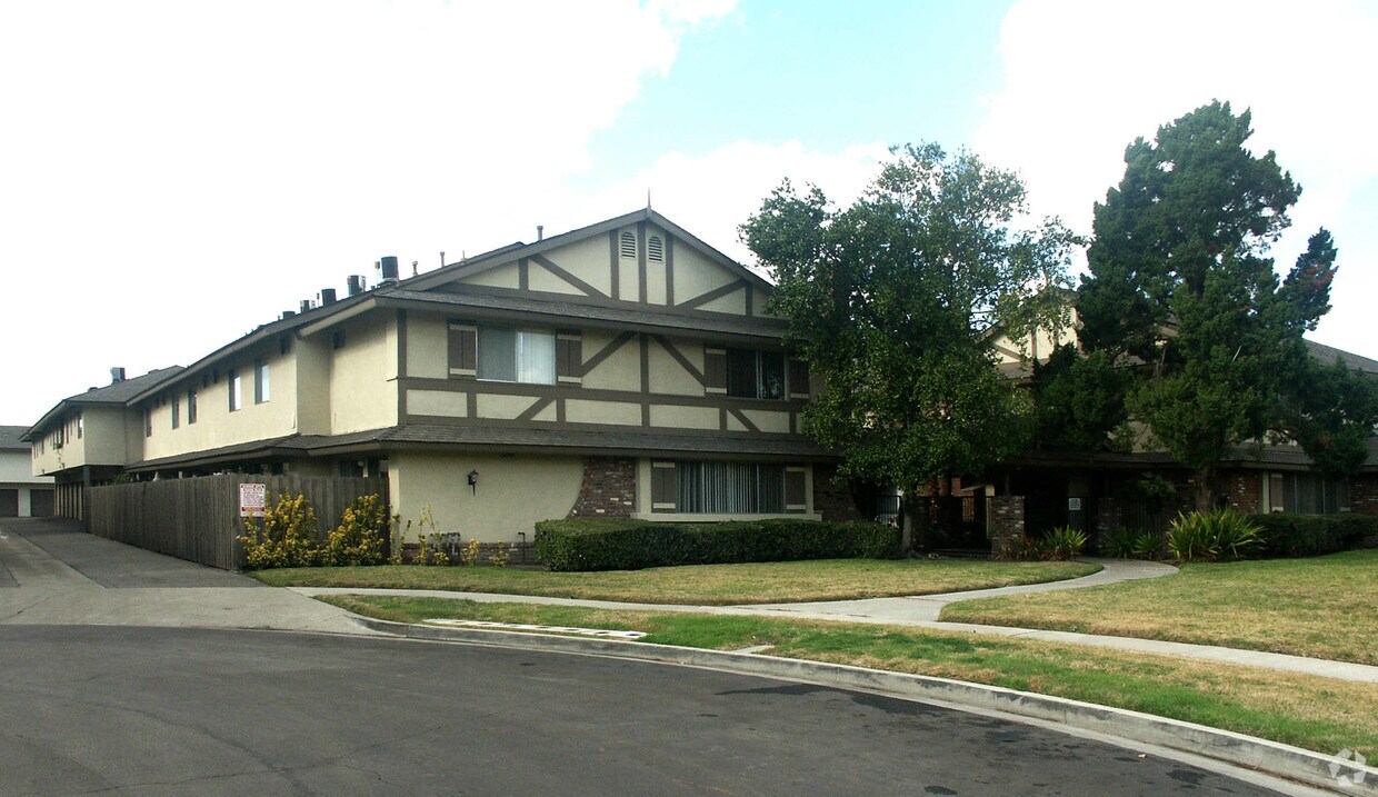 Building Photo - Showcase Townhouse Apartments