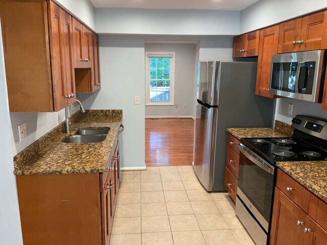 Building Photo - Gorgeous and fully updated 3BR 3.5BA 3 lev...