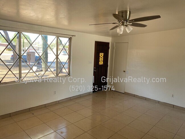 Foto del edificio - 3BR 2BA Beautifully Renovated House in NW ...