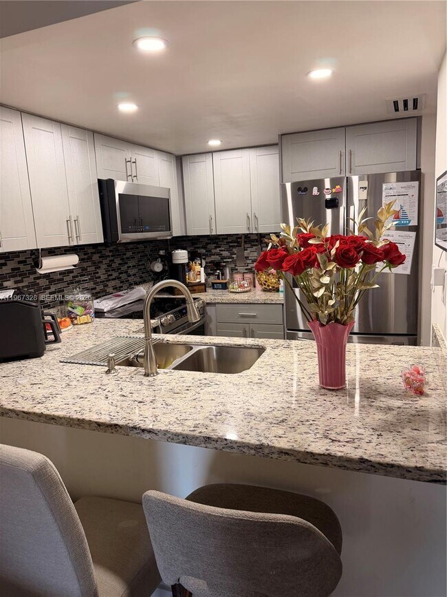 Foto del edificio - 1711 W 58th St